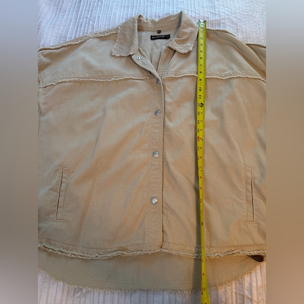 BLANKNYC Beige Cropped Raw Hem Jacket NWOT Snap Front Overshirt Size S - Picture 6 of 10